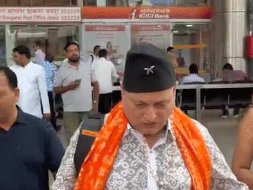 महिला क्रिकेट लीग के लिए जयपुर पहुंचे अभिनेता मनोज जोशी:बोले- जयपुर आना हमेशा खास, महिलाओं का खेलों से जुड़ना बेहद जरूरी