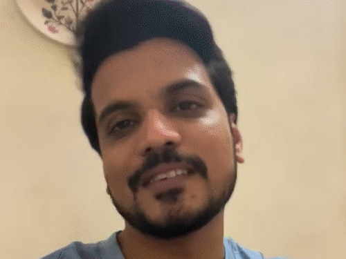 'पंचायत' के दामाद पहुंचे बिग बॉस के घर:सलमान खान के पास रोए; बोले- सैफ-करीना की शादी में होटल के किचन में सफाई भी की