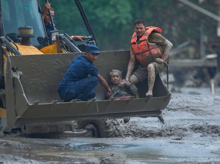 4 घंटे मलबे में दबी रहीं 97 साल की महिला:रेस्क्यू के बाद बार-बार पूछा- पानी ने मुझे क्यों मारा; नेपाल बाढ़ में 1243 की मौत