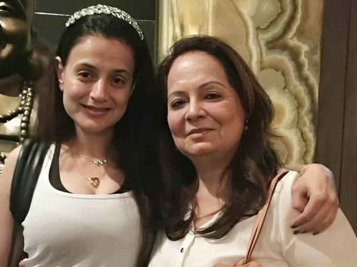 अमीषा पटेल के माता-पिता के घर चोरी:डायमंड-सोने की जूलरी चुराने वाली नौकरानी गिरफ्तार, एक्ट्रेस बोलीं- शुक्र है किसी को चोट नहीं पहुंचाई, सब सुरक्षित हैं