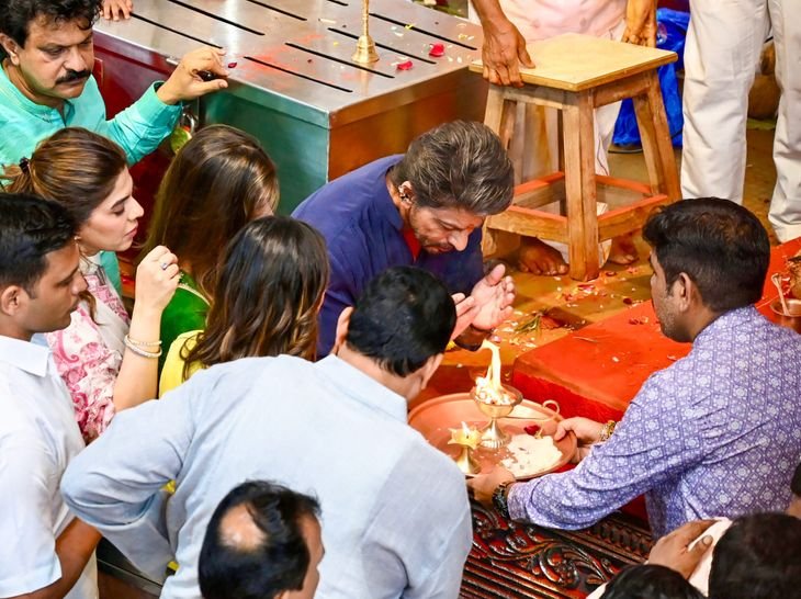 Shahrukh Khan & Suhana Ganpati Darshan at Lalbaugcha Raja
