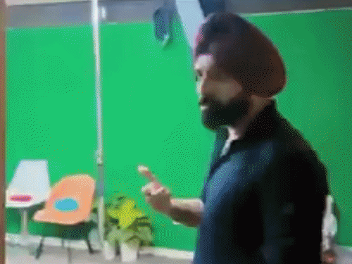पाकिस्तान के पहले सिख एंकर के दफ्तर पर रेड:बोले- पुलिस ने वर्करों को पीटा, सामान चुराया; इमरान खान की खबर चलाने पर लगा था बैन