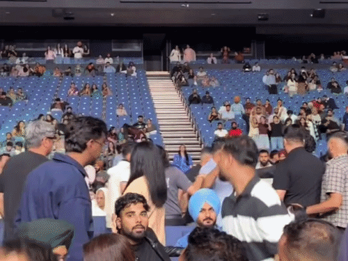 एमी विर्क के टोरंटो शो में युवक भिड़े:लात-घूंसे चले, सिक्योरिटी गार्ड के हाथ में चोट; सिंगर ने नहीं रोका गाना