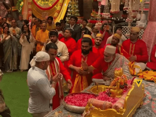 सलमान खान ने एंटीलिया में लिया बप्पा का आशीर्वाद:तिलक लगवाकर फूल अर्पण किए, सिद्धार्थ-कियारा ने भी दर्शन किए; राधिका मर्चेंट की भक्तिमय परफॉर्मेंस में डूबे मेहमान