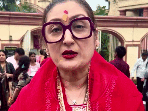 गोविंदा की पत्नी सुनीता आहूजा ने मांगा लोगों से सपोर्ट:काली मंदिर पहुंचीं, बोलीं- जो मेरा घर बर्बाद कर रही है, माता उसको देखें