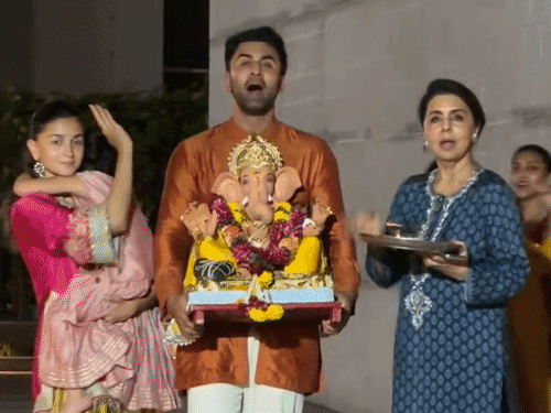 रणबीर कपूर ने आलिया-मां नीतू के साथ किया विसर्जन:गोविंदा बेटे के साथ एकता कपूर के घर और सुनीता, कृष्णा-कश्मीर के घर पहुंचीं, देखिए तस्वीरें-
