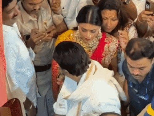 Govinda Visits Lalbaugcha Raja With Komal Rani