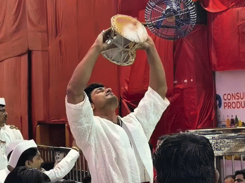 लालबागचा राजा के दरबार में पहुंचे विद्युत जामवाल:आरती के साथ शंख और डमरू बजाकर लिया बप्पा का आशीर्वाद