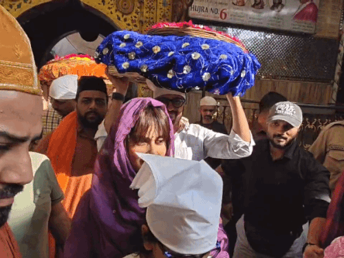 अजमेर दरगाह पहुंचे बॉलीवुड स्टार रितेश देशमुख:पत्नी जीनेलिया-बच्चों संग की जियारत, फैंस में सेल्फी लेने की होड़