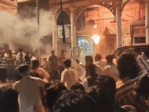 कानपुर में हाथों में मशाल लेकर दौड़े दंगाई:‘गांधी एंड माय मदर’ फिल्म की शूटिंग, लखनऊ से मॉरिस माइनर कार भी पहुंची