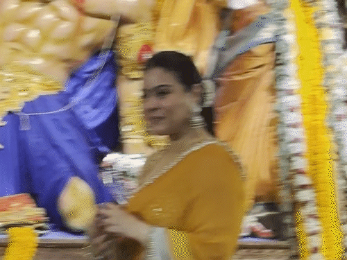 बंगला टूटने की खबरों के बीच दुर्गा पंडाल पहुंचीं काजोल:मां तनुजा, बहन तनिषा और बच्चों के साथ दिखीं; जया-श्वेता बच्चन भी आईं नजर