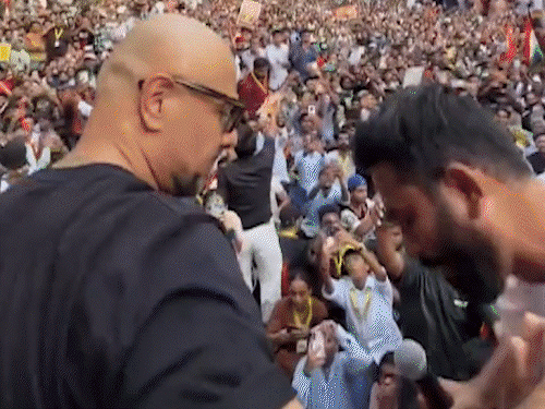 CJP के आंदोलन में शामिल हुए नसीरुद्दीन शाह:पुलिस परमिशन न मिलने के बाद भी पहुंचे, दीपके को गले लगाया; शबाना आजमी-विशाल ददलानी भी पहुंचे