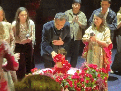 कॉमेडियन सुनील ग्रोवर गुत्थी और डॉ.गुलाटी के अंदाज में दिखे:जयपुर में आमिर खान के लुक में तकिया लेकर इवेंट में पहुंचे, महिलाओं के साथ गेरुआ गाने पर किया डांस