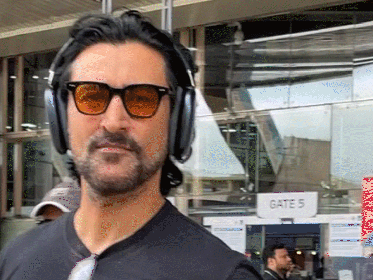 ‘रंग दे बसंती’ के बाद फिर जयपुर पहुंचे कुणाल कपूर:नए प्रोजेक्ट की शूटिंग के लिए आए, एयरपोर्ट पर फैंस के साथ खिंचवाई तस्वीरें
