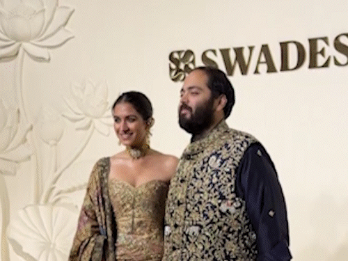 अंबानी परिवार के इवेंट में पहुंचे रणवीर सिंह:आमिर खान पत्नी के साथ आए नजर, कृति सैनन, रश्मिका मंदाना और गौरी खान भी पहुंचीं