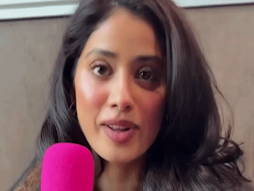 जाह्नवी कपूर ने 360 डिग्री जीभ मोड़ने को बताया टैलेंट:पेरिस फैशन वीक में दिया बयान; सोशल मीडिया पर ट्रोल हुईं