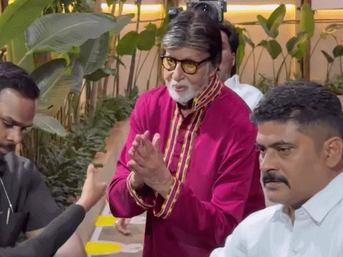Amitabh Bachchan Birthday | Fan Denied Handshake Outside Jalsa Mumbai