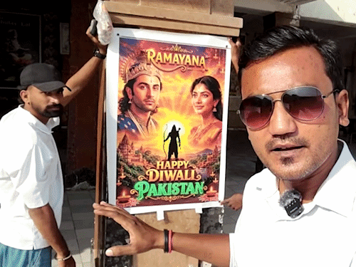 पाकिस्तान के मंदिर में लगा ‘रामायण’ का पोस्टर:लोगों ने ‘जय श्री राम’ के नारे भी लगाए, फिल्म को ऑस्कर मिलने की प्रार्थना की