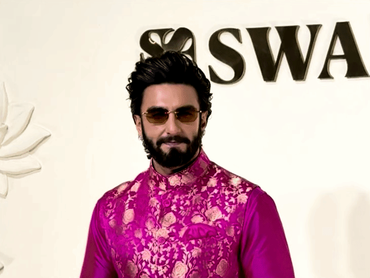 अंबानी परिवार के इवेंट में पहुंचे रणवीर सिंह:आमिर खान पत्नी गौरी के साथ आए नजर, कृति सैनन-गौरी खान भी पहुंचीं
